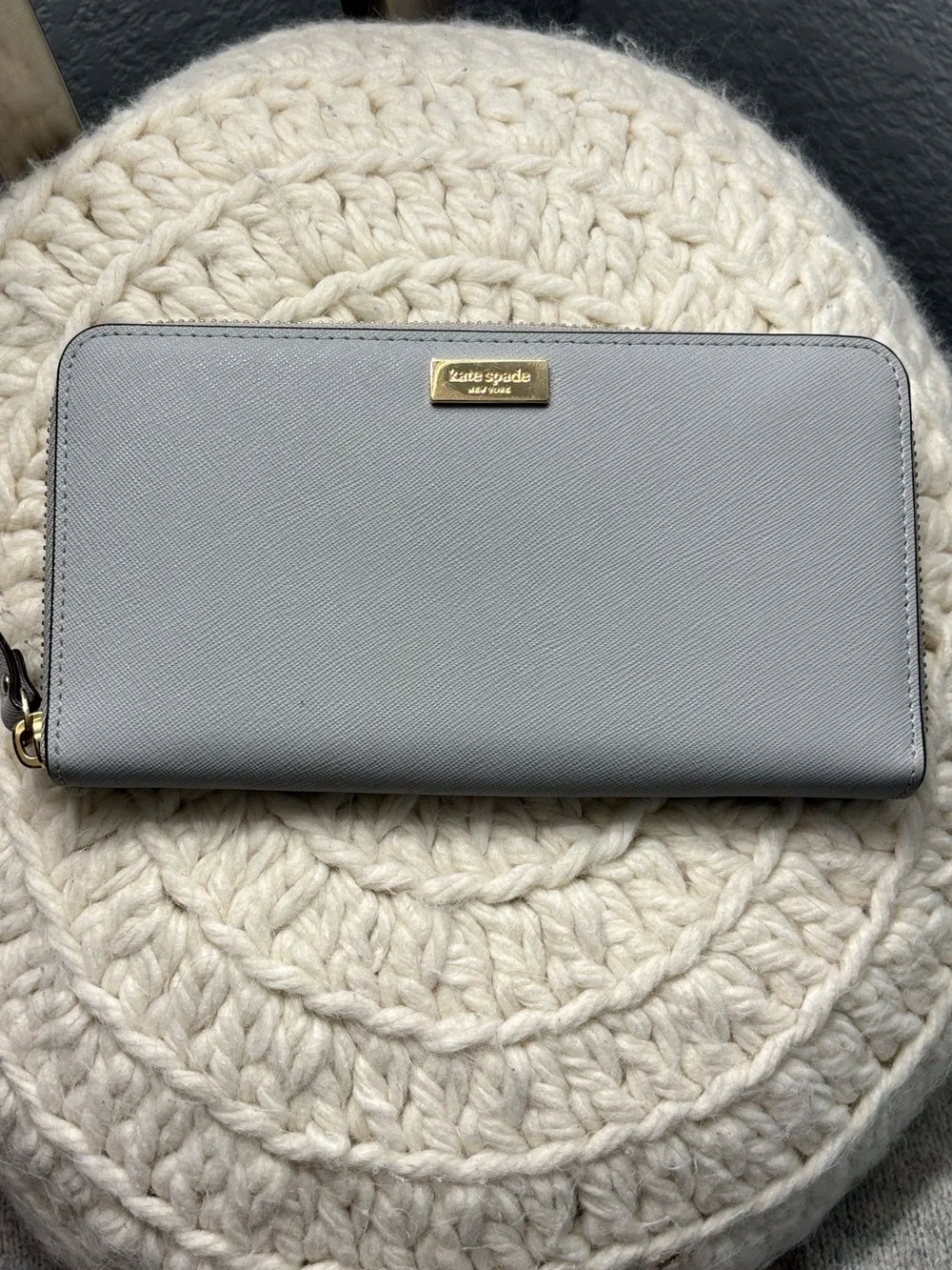 ♠️KATE SPADE EUC Saffiano Leather Continental zip around Wallet light gray